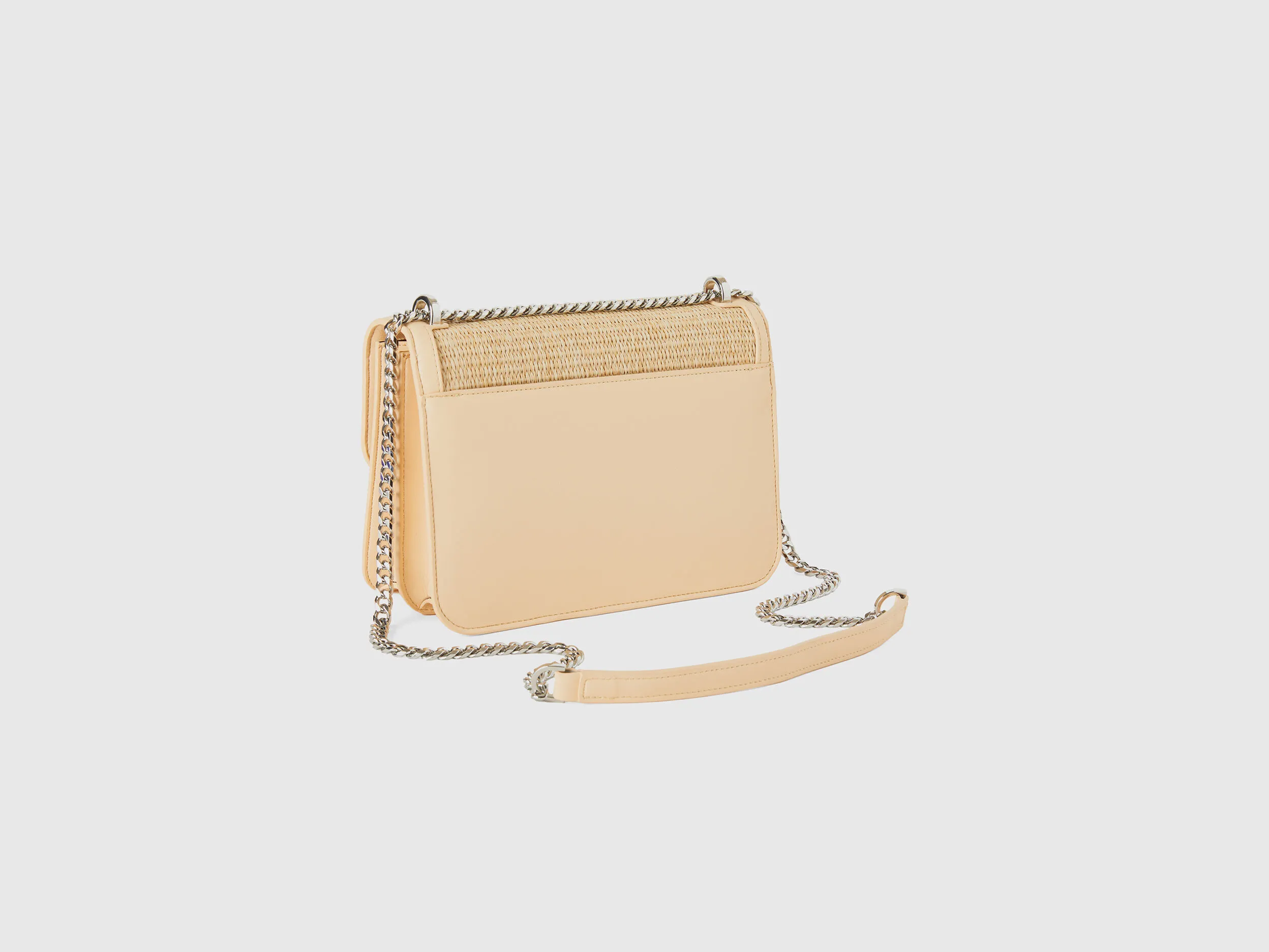 Bolso mediano beige con efecto rafia