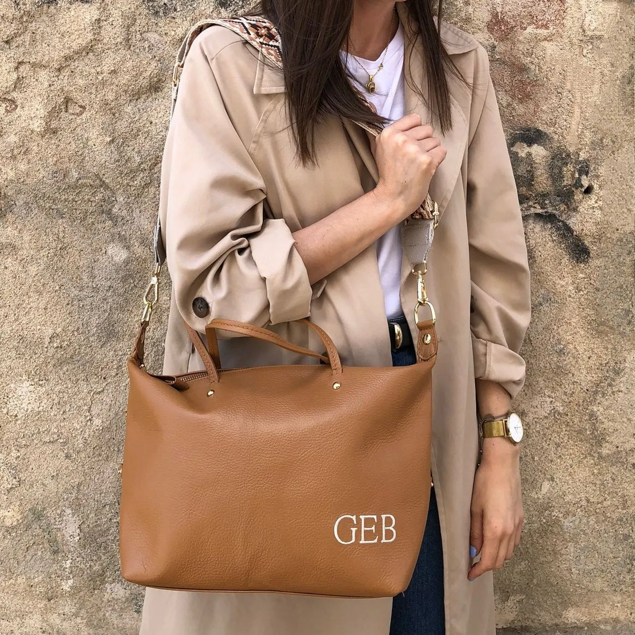 Bolso piel camel iniciales bordadas