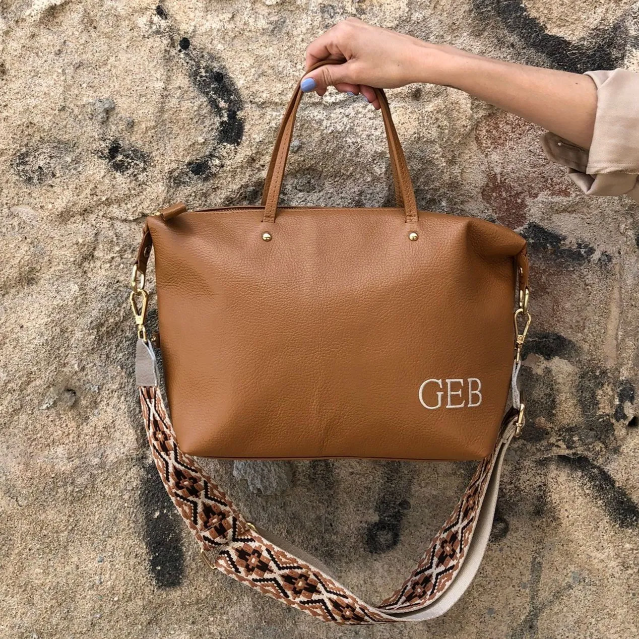 Bolso piel camel iniciales bordadas