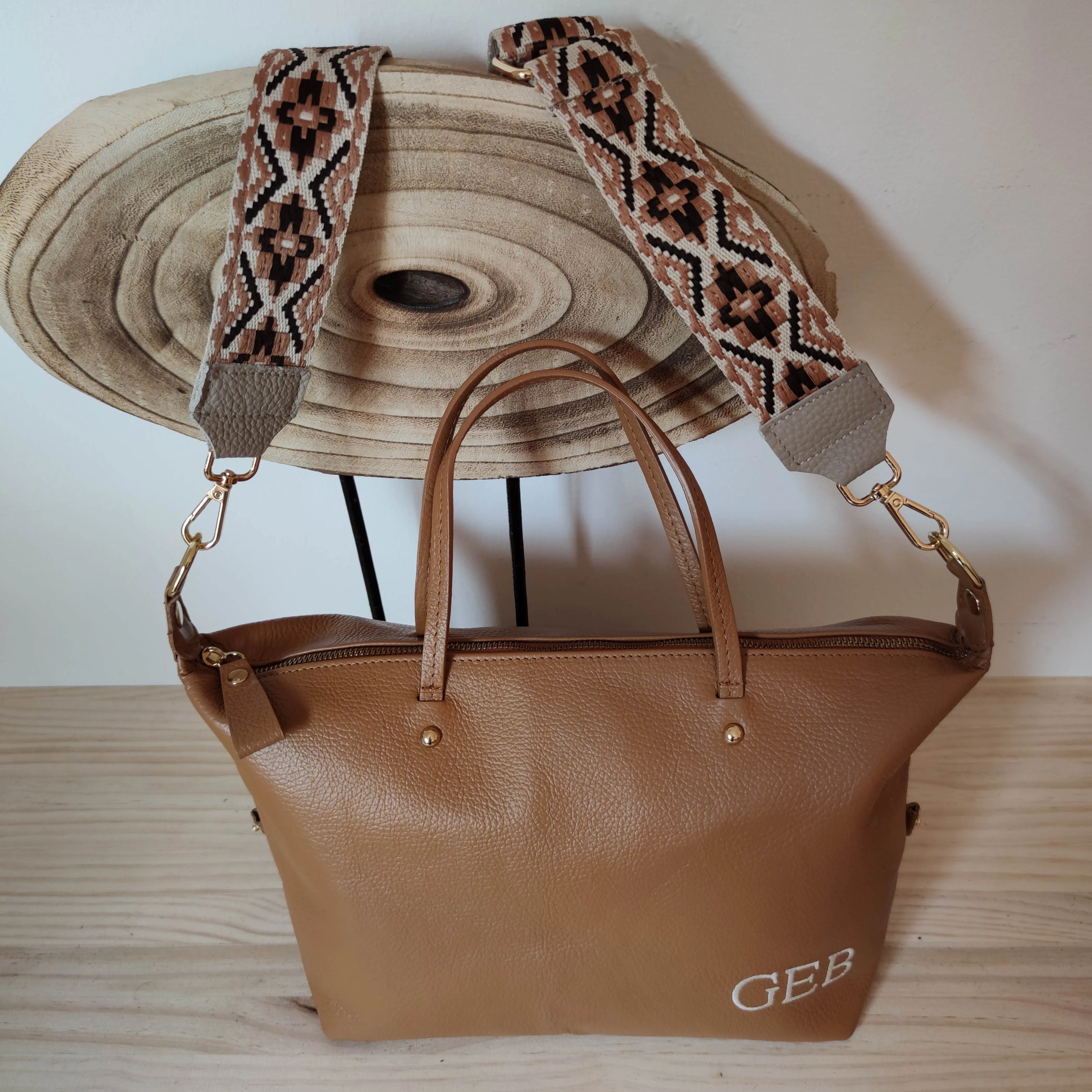 Bolso piel camel iniciales bordadas