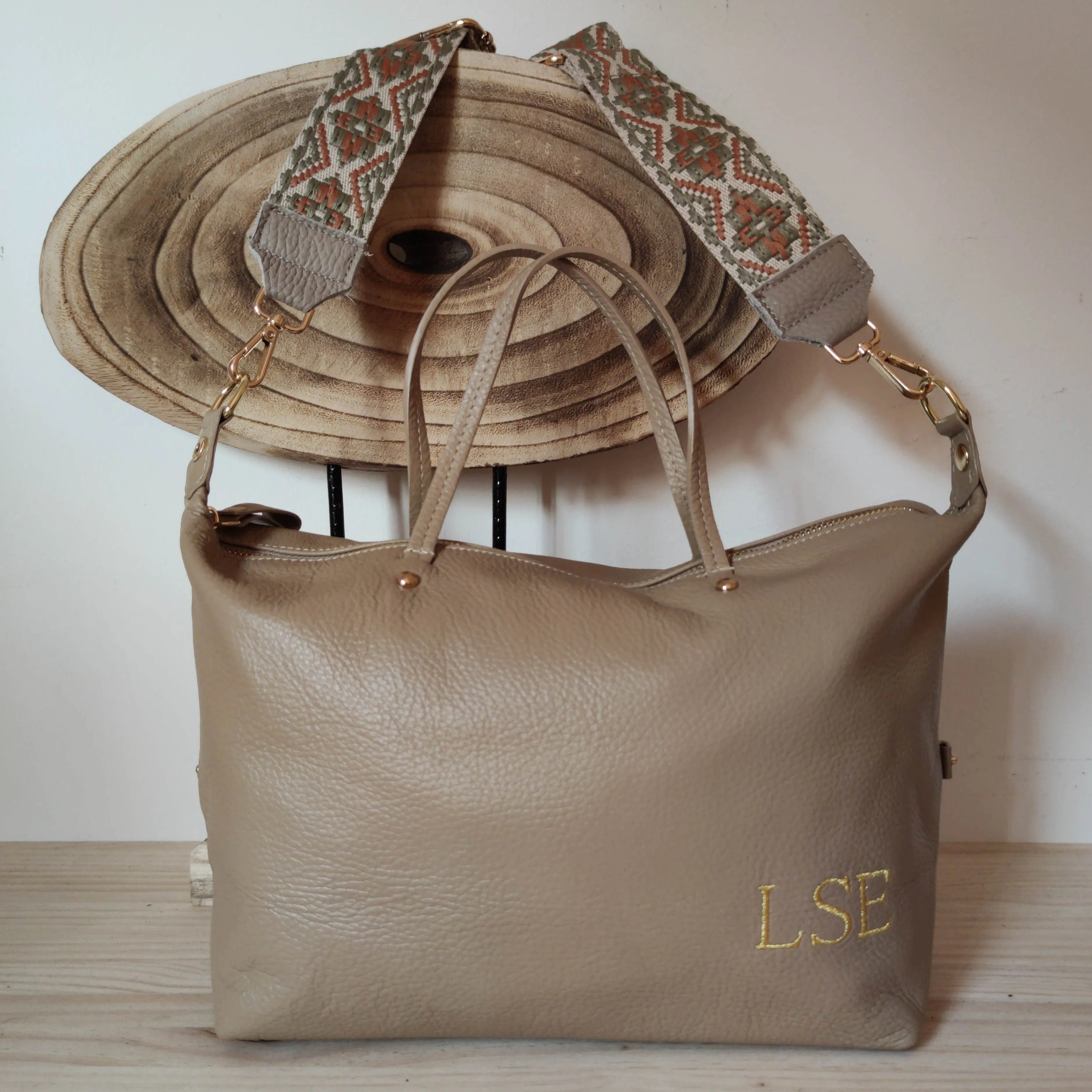 Bolso piel taupe iniciales bordadas