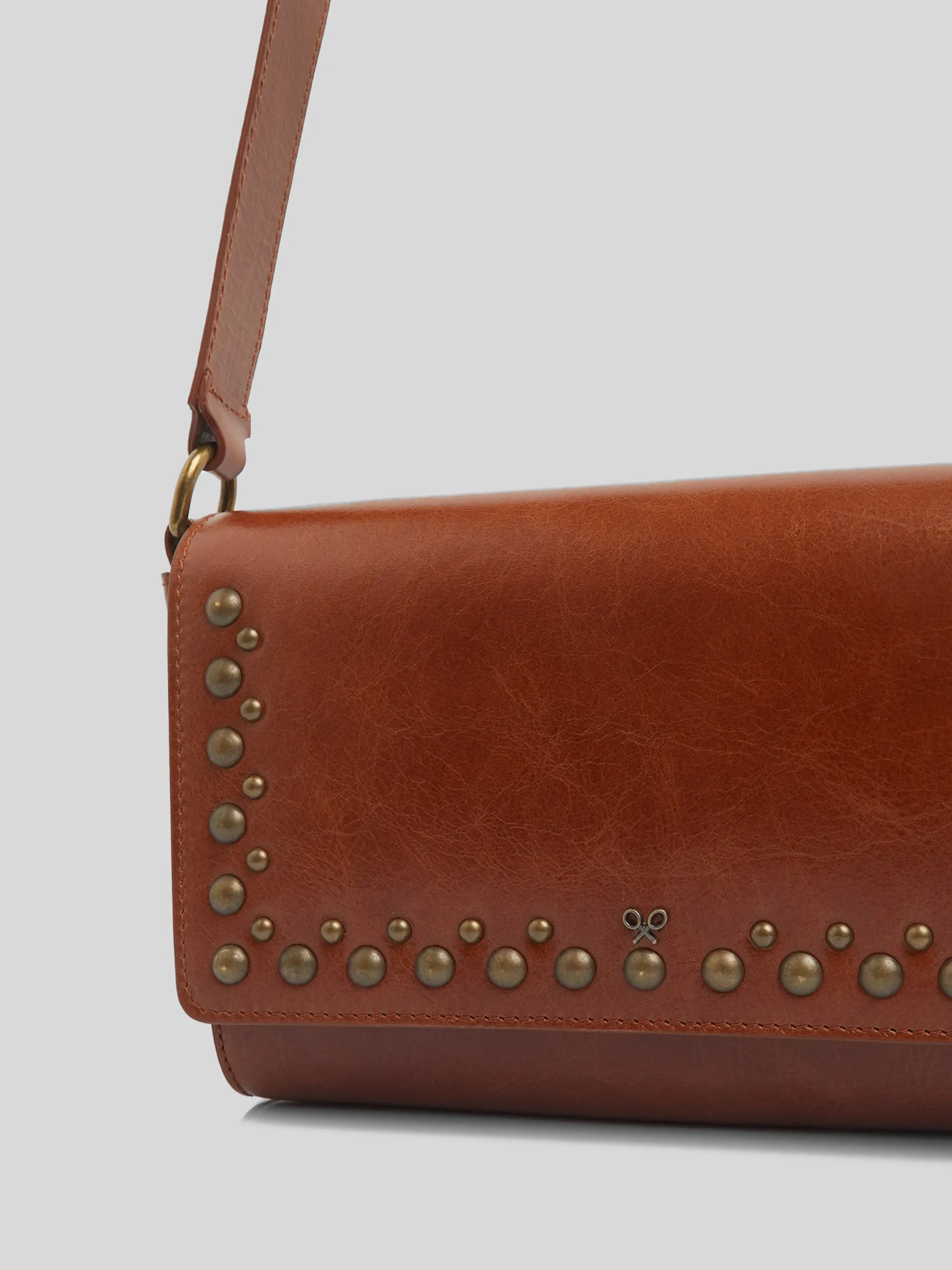 Bolso tachas piel marron