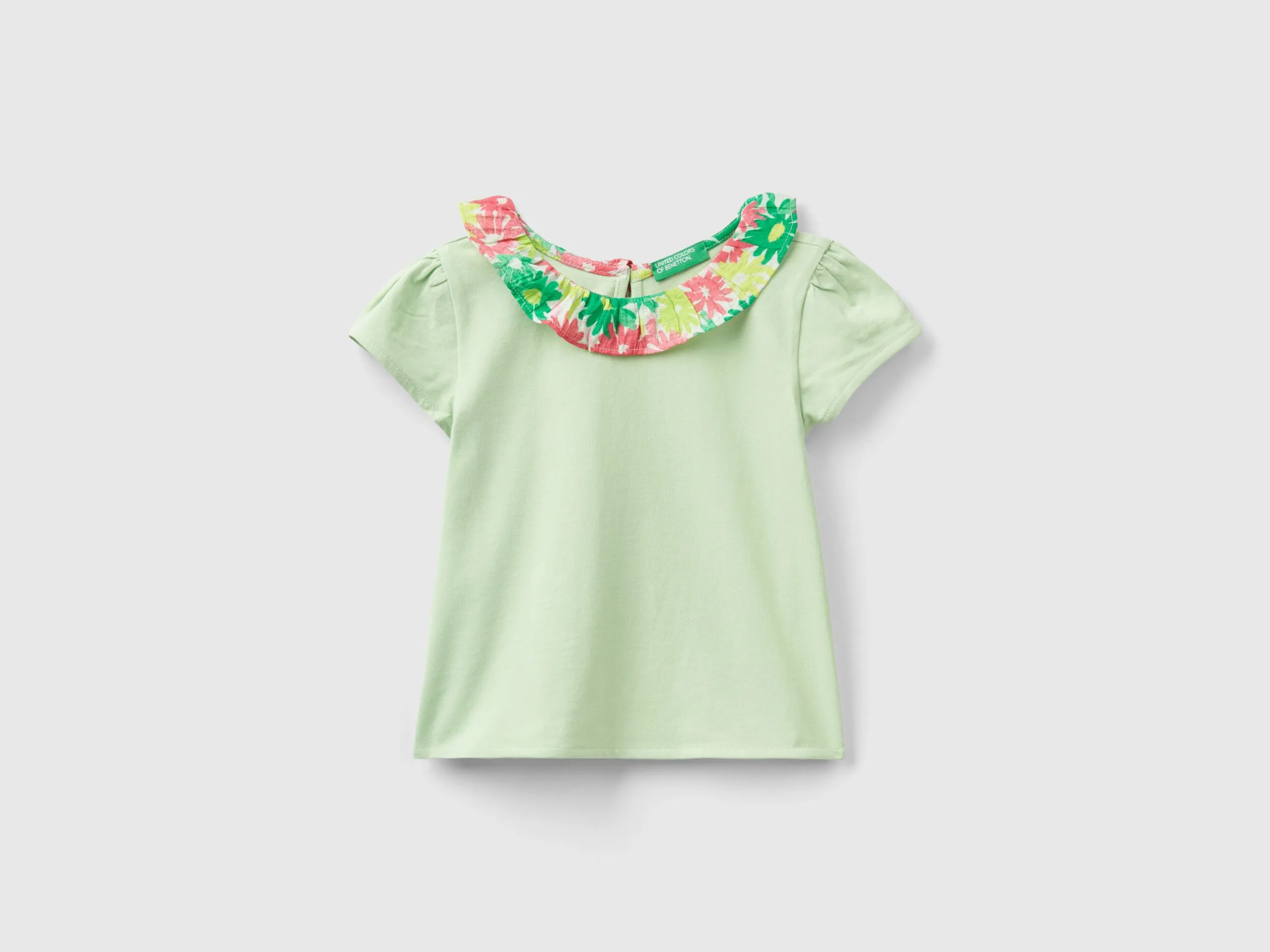 Camiseta con cuello floral