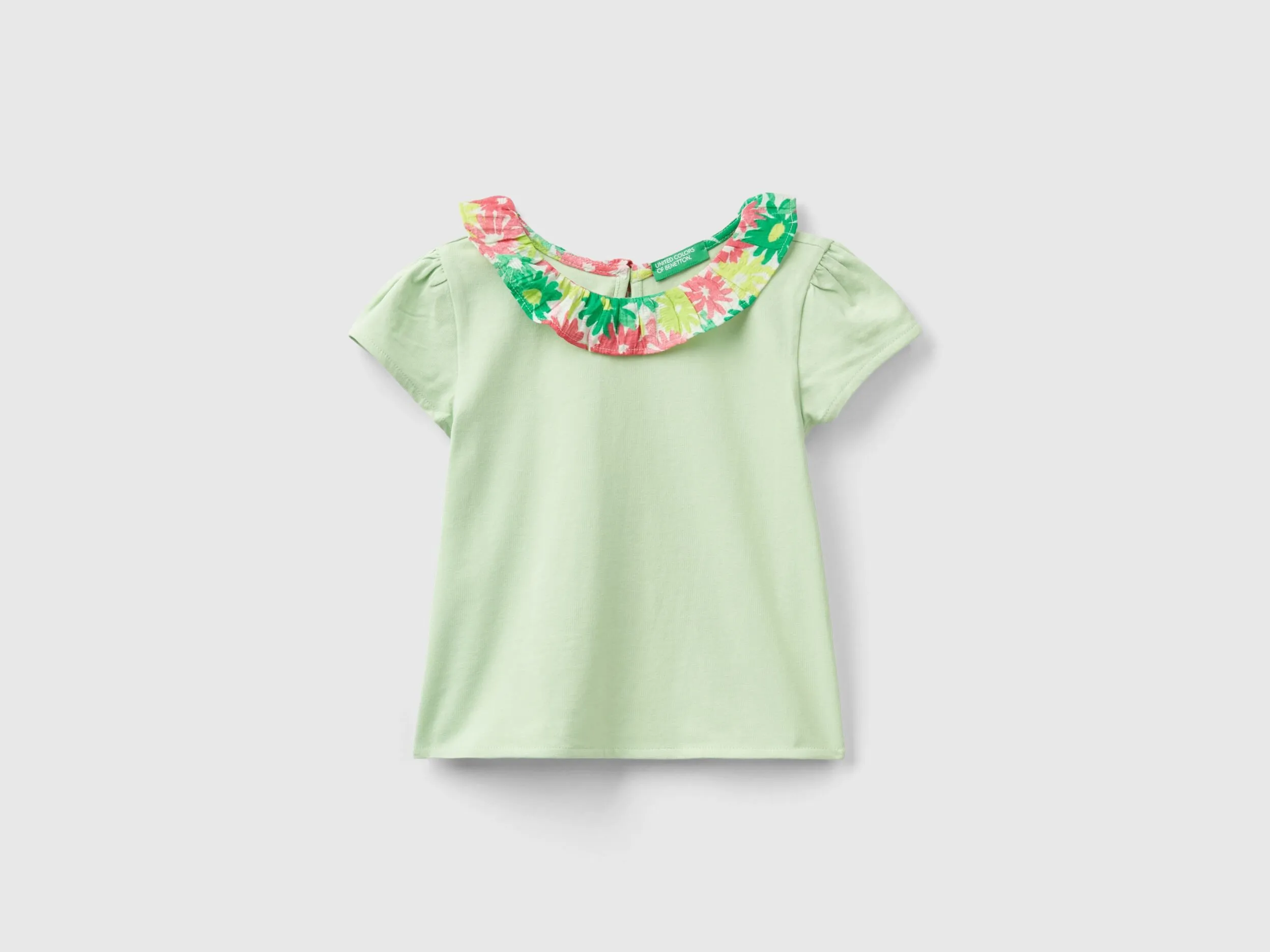 Camiseta con cuello floral