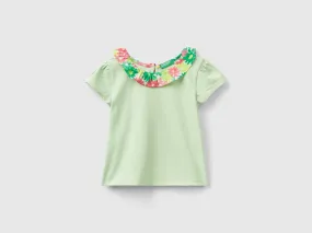 Camiseta con cuello floral