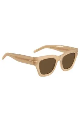 Gafas de sol de acetato beige con detalle dorado de la marca