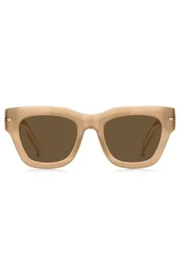 Gafas de sol de acetato beige con detalle dorado de la marca