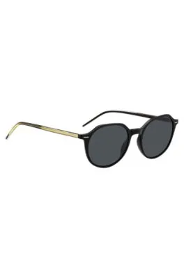 Gafas de sol de acetato negro con detalle en tono dorado de la marca