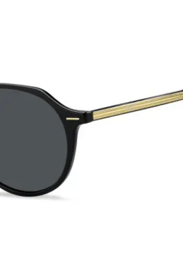 Gafas de sol de acetato negro con detalle en tono dorado de la marca