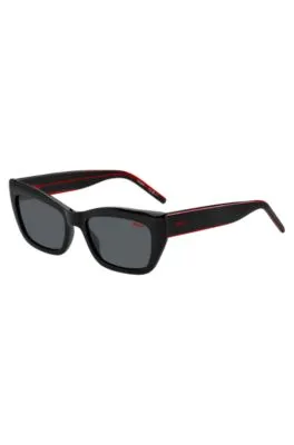 Gafas de sol de acetato negro con patillas diseñadas a capas en el rojo de la marca