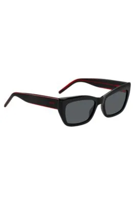 Gafas de sol de acetato negro con patillas diseñadas a capas en el rojo de la marca