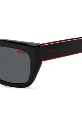 Gafas de sol de acetato negro con patillas diseñadas a capas en el rojo de la marca