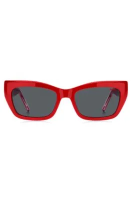 Gafas de sol de acetato rojo con patillas diseñadas a capas