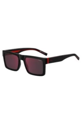 Gafas de sol negras con detalles en el rojo de la marca