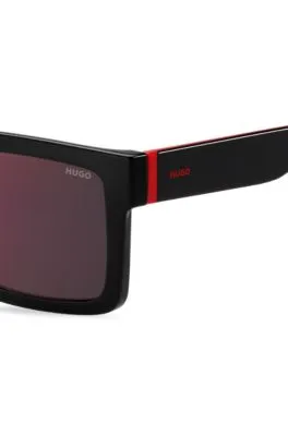 Gafas de sol negras con detalles en el rojo de la marca