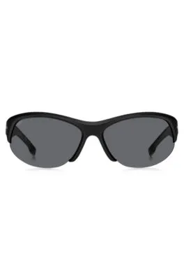 Gafas de sol negras de estilo máscara con detalles metálicos plateados