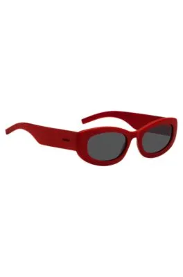 Gafas de sol rojas con patillas de la marca