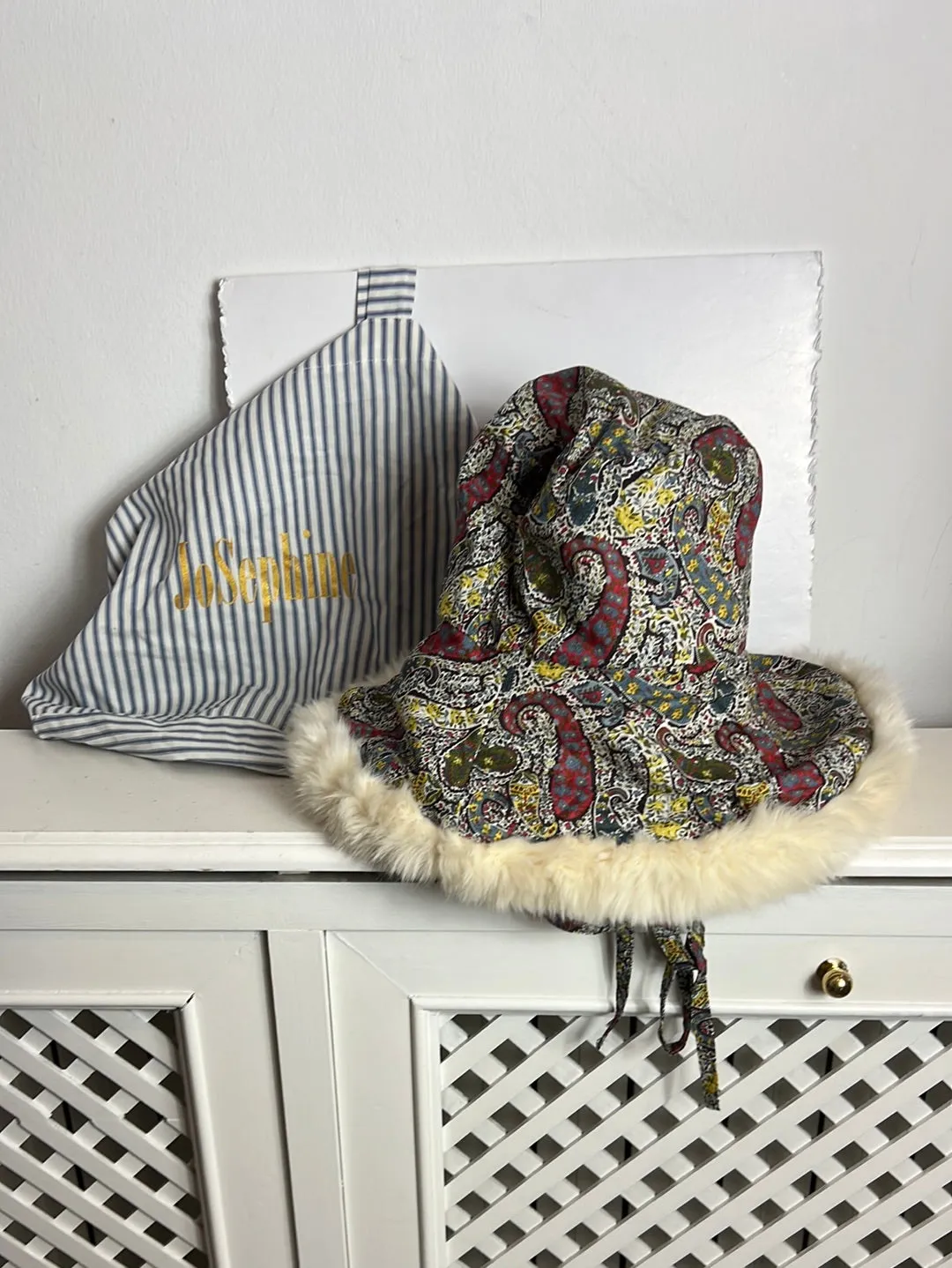 JOSEPHINE. Gorro estampado pelo interior. TU