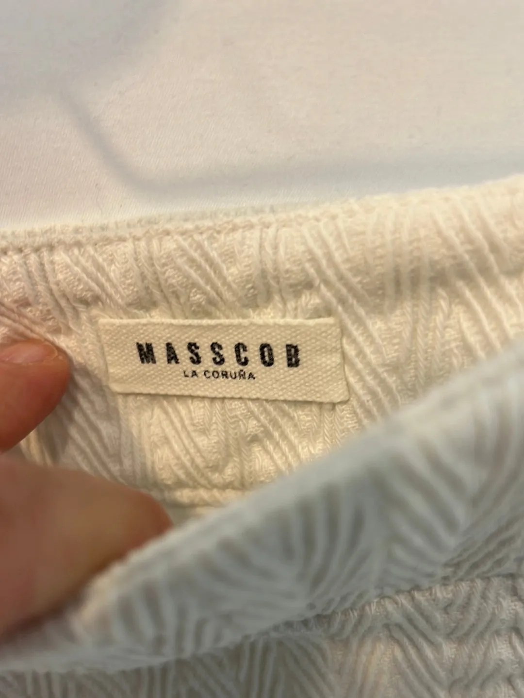 MASSCOB. Falda midi blanca textura. T 36