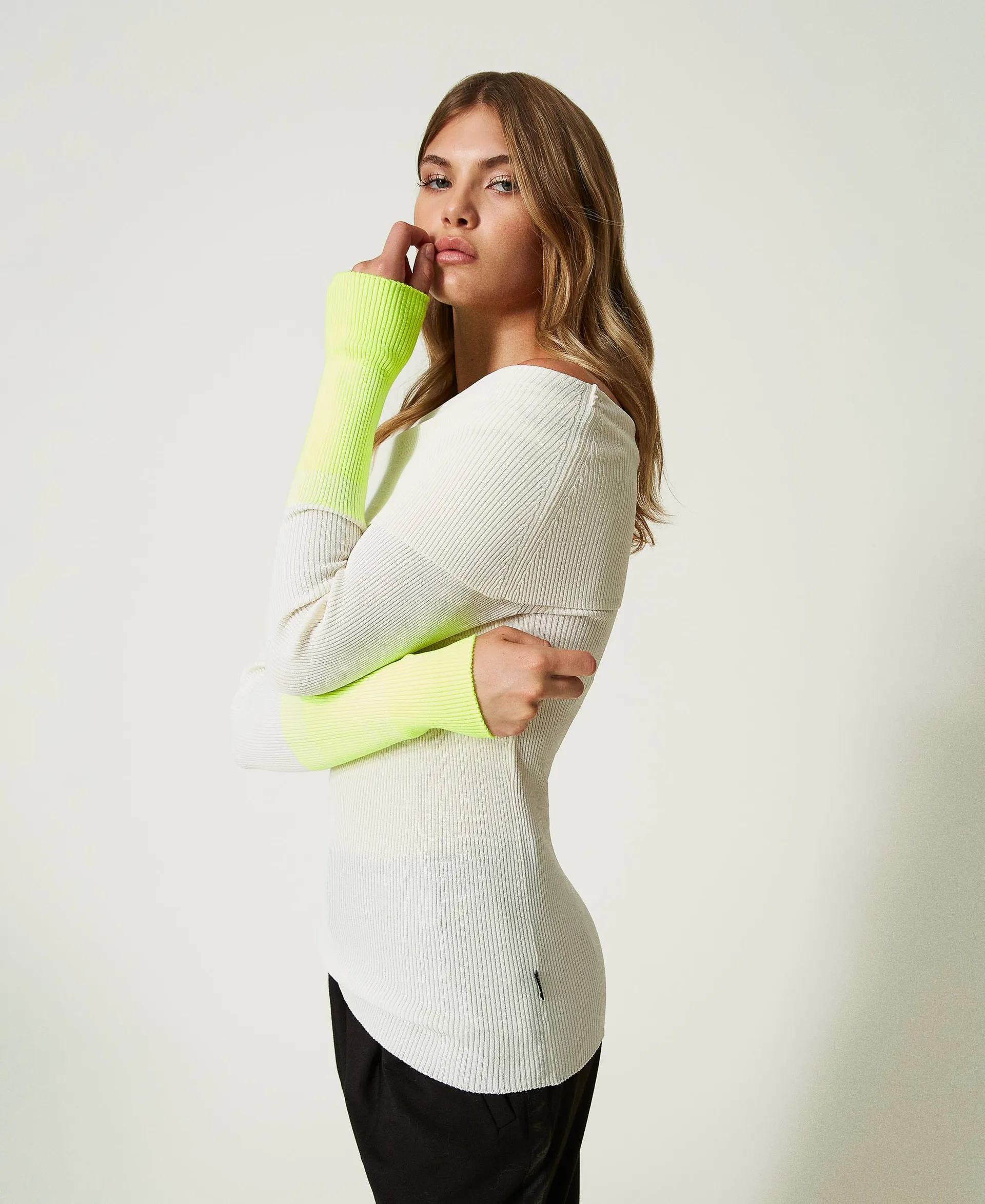 Pull ajusté MYFO avec détails fluo