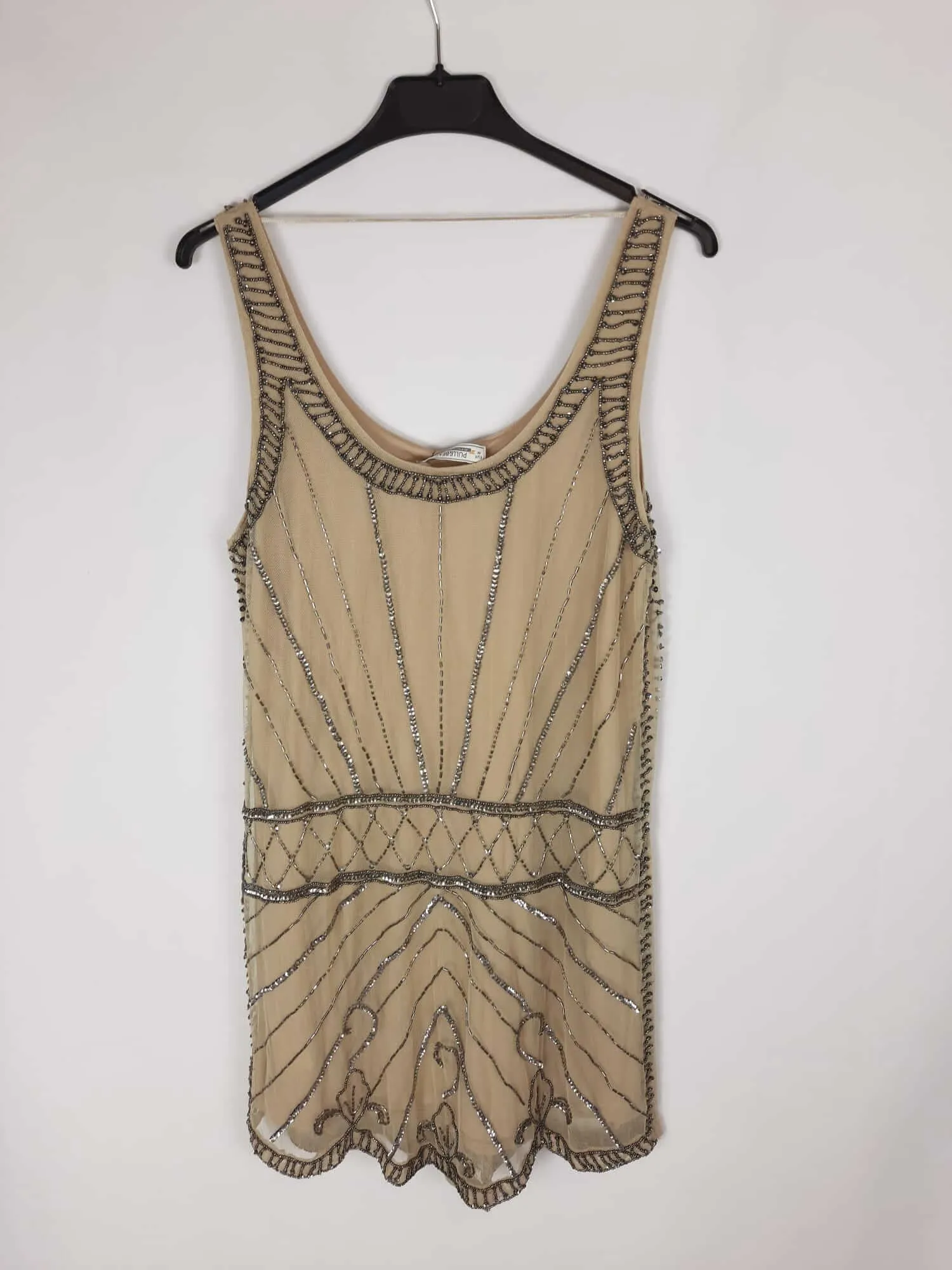 PULL AND BEAR. Vestido color beige con detalles de pedrería T.s