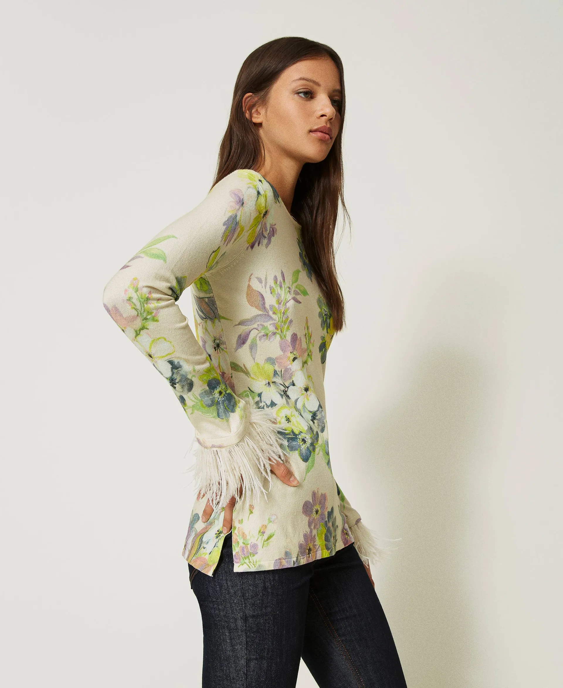 Pull avec imprimé floral et plumes