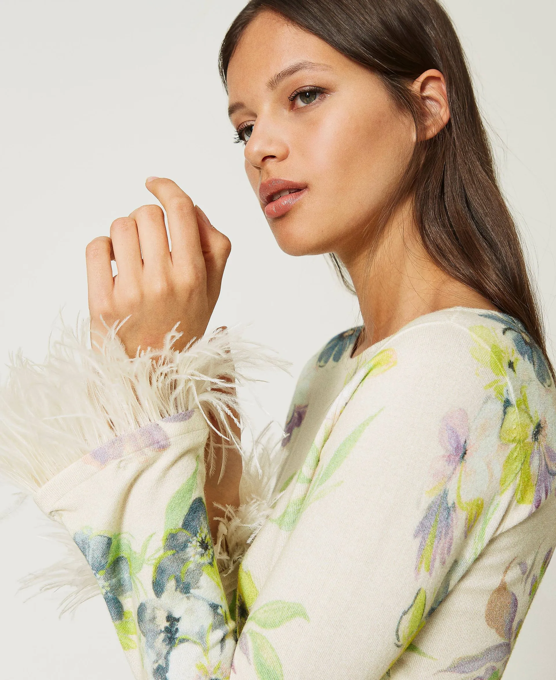 Pull avec imprimé floral et plumes