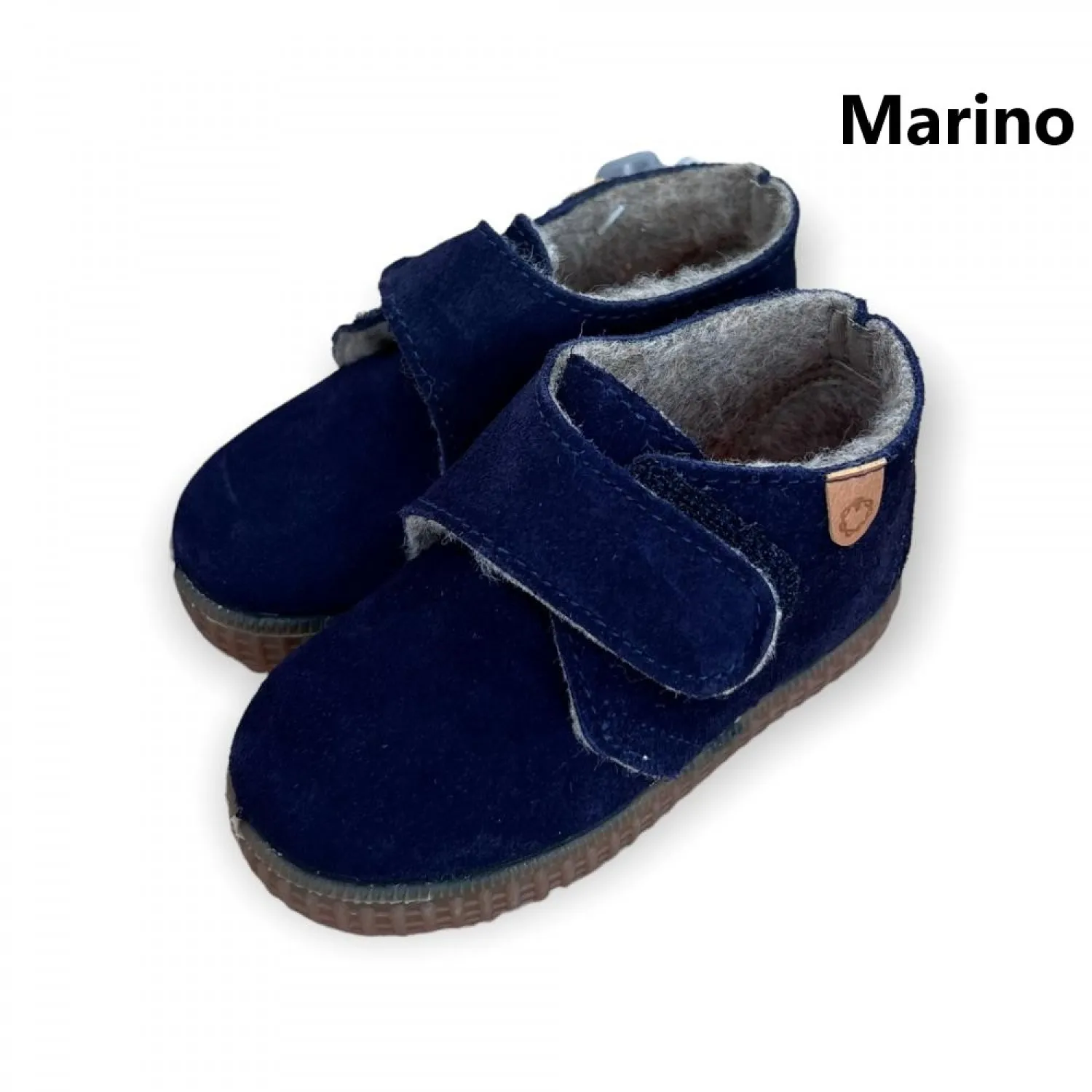 Unisex boot with velcro closure. Suede with fleece interior