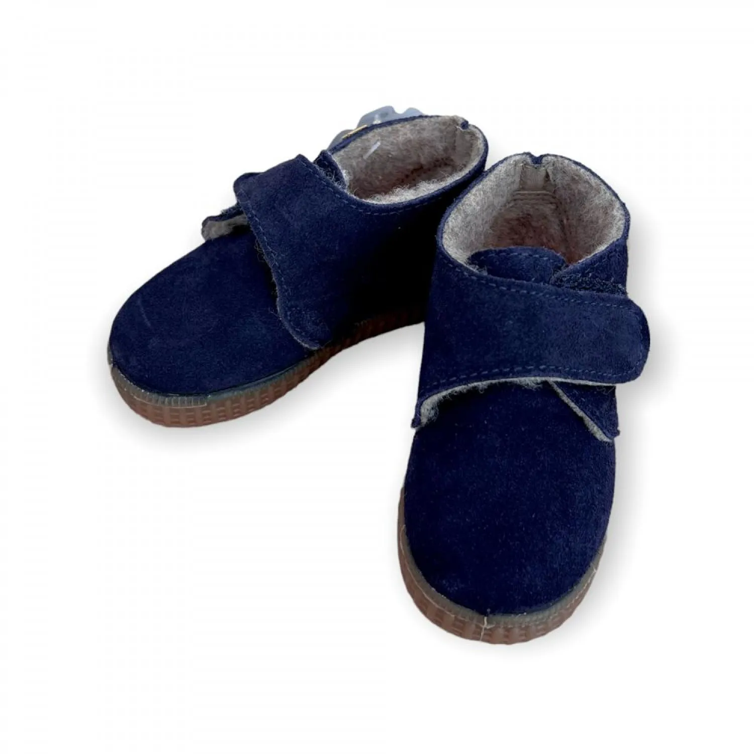 Unisex boot with velcro closure. Suede with fleece interior