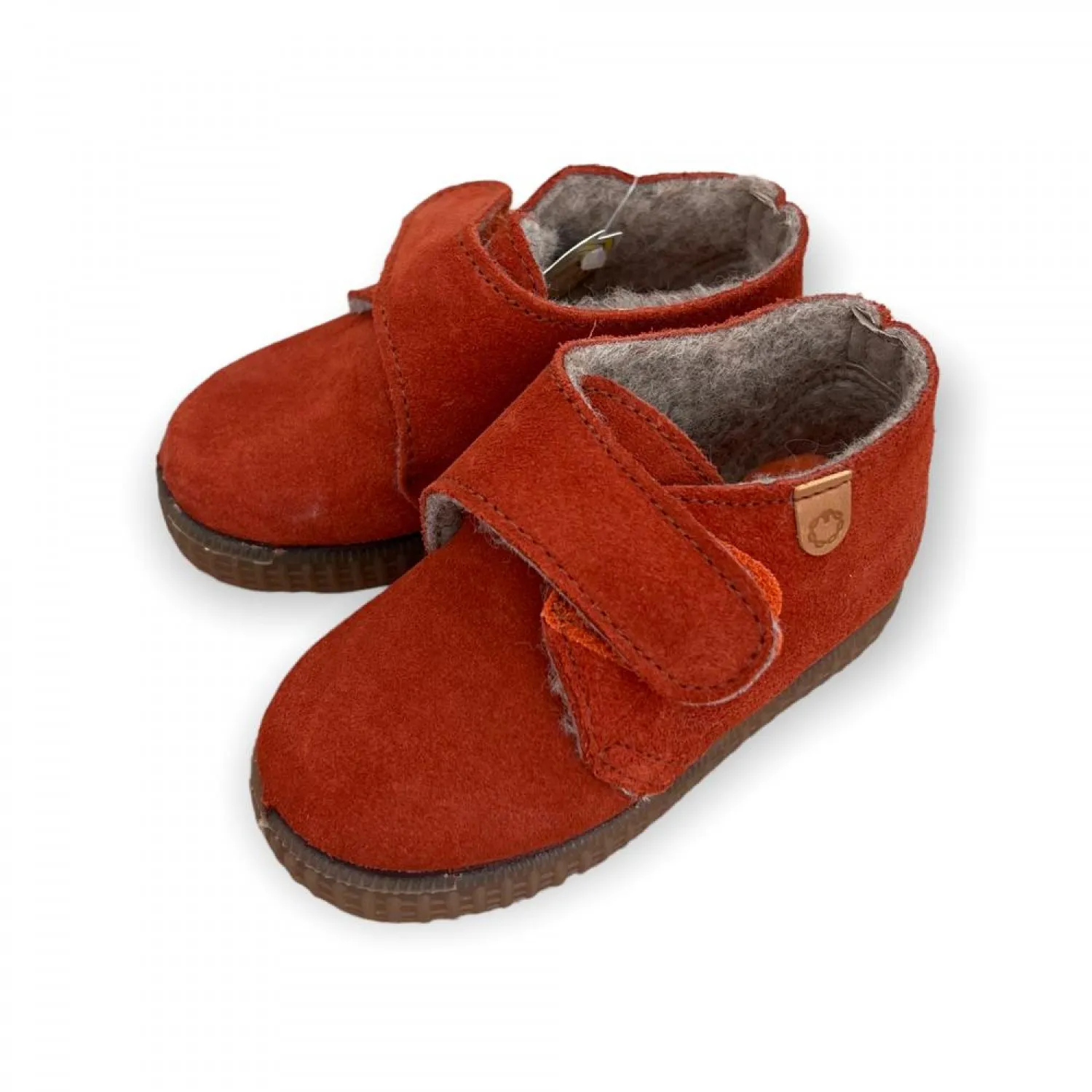 Unisex boot with velcro closure. Suede with fleece interior