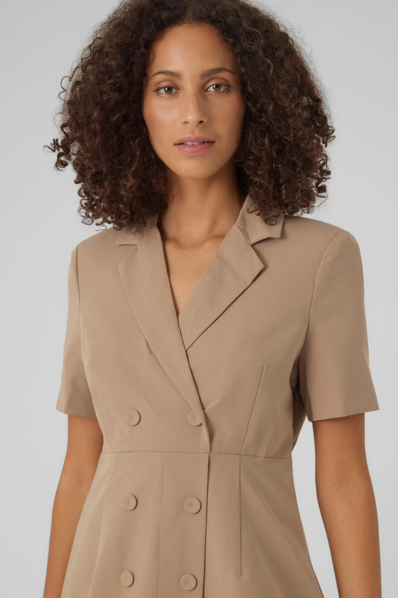 Vero Moda Vestido corto estilo blazer