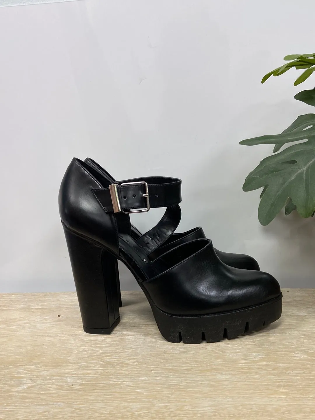 ZARA. Tacon negro cerrado  T.39