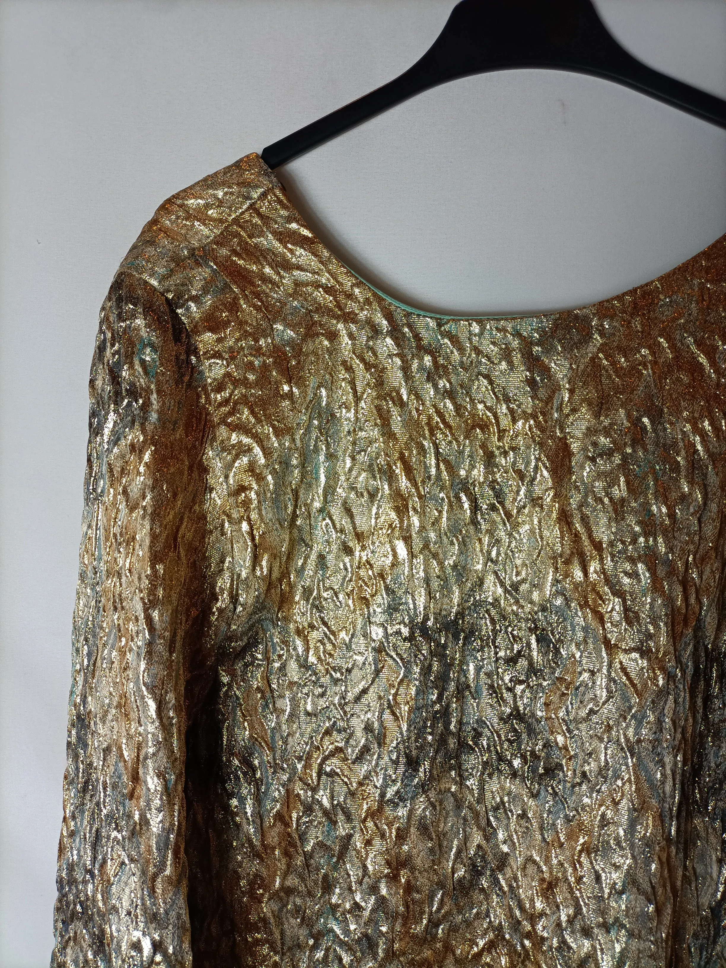 ZARA. Vestido dorado textura. T M